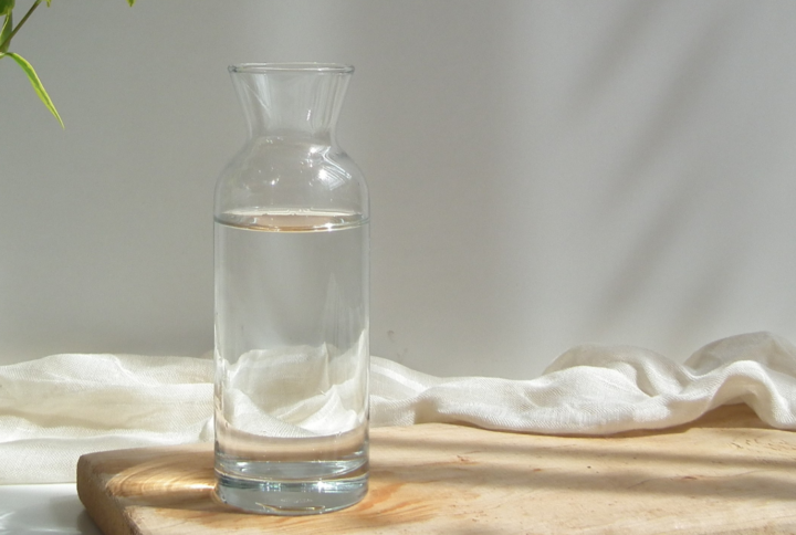 Szklana butelka na wodę do wielokrotnego użytku. Dlaczego warto z niej korzystać?